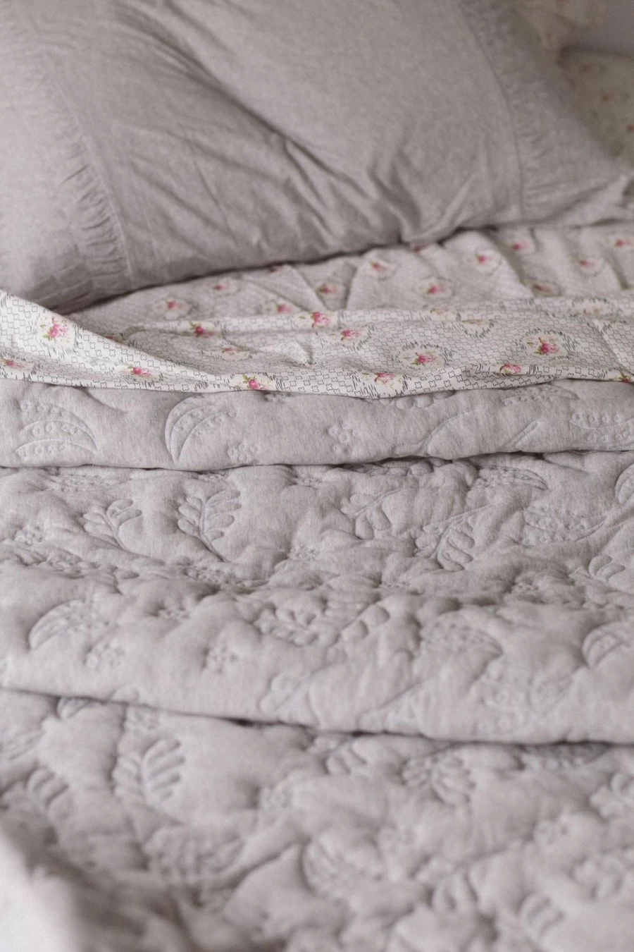 "Lazybones Women's Organic Cotton Garden Quilt in Grass & Grey – Eco-Friendly Comfort"