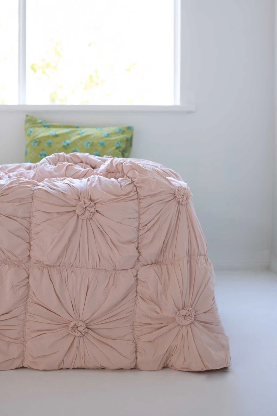 "Lazybones Women's Rosette Quilt in Tuscan Pink - Organic Cotton Bedding"