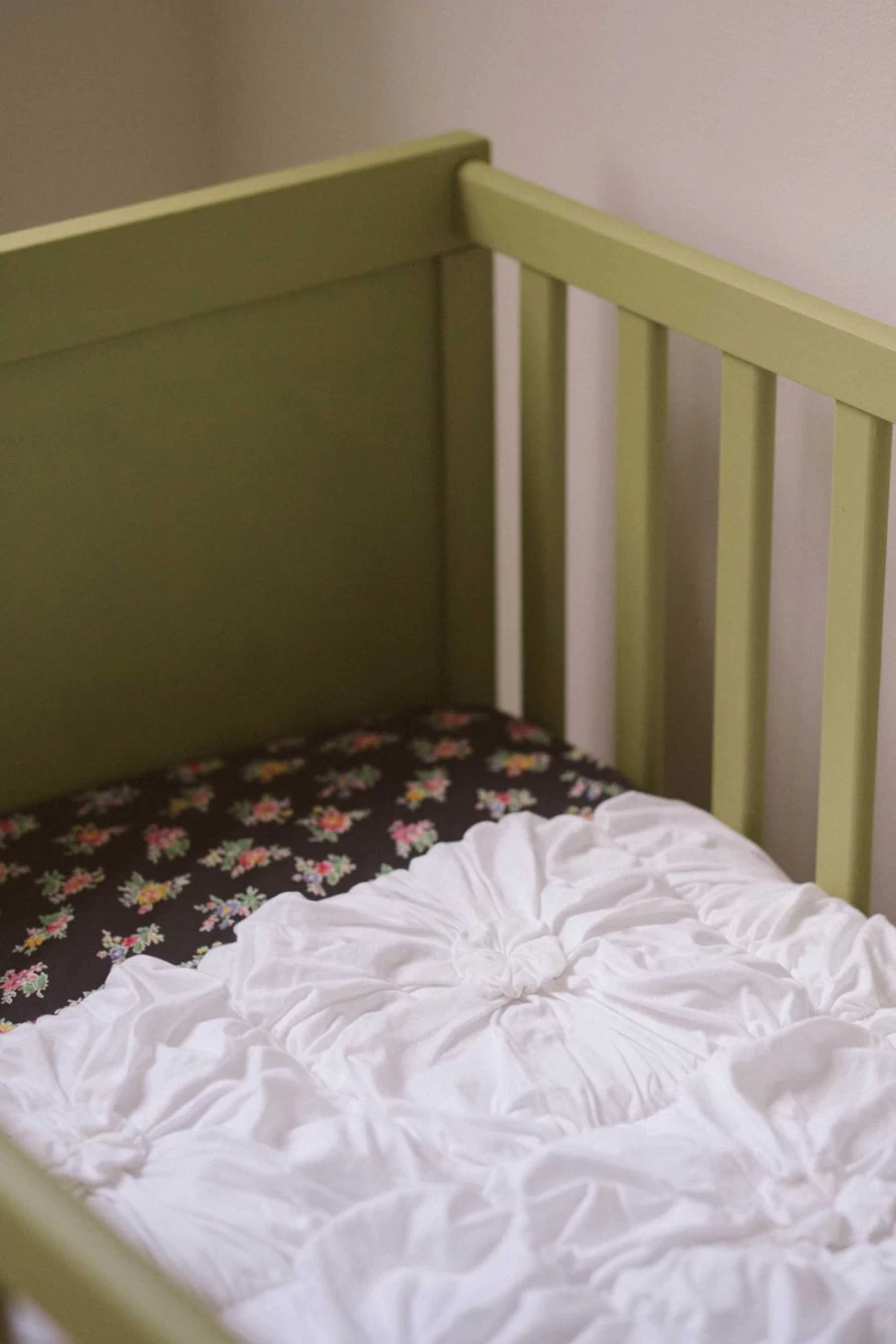 Lazybones Women's Organic Cotton White Rosette Quilt - Soft & Stylish Cot Bedding