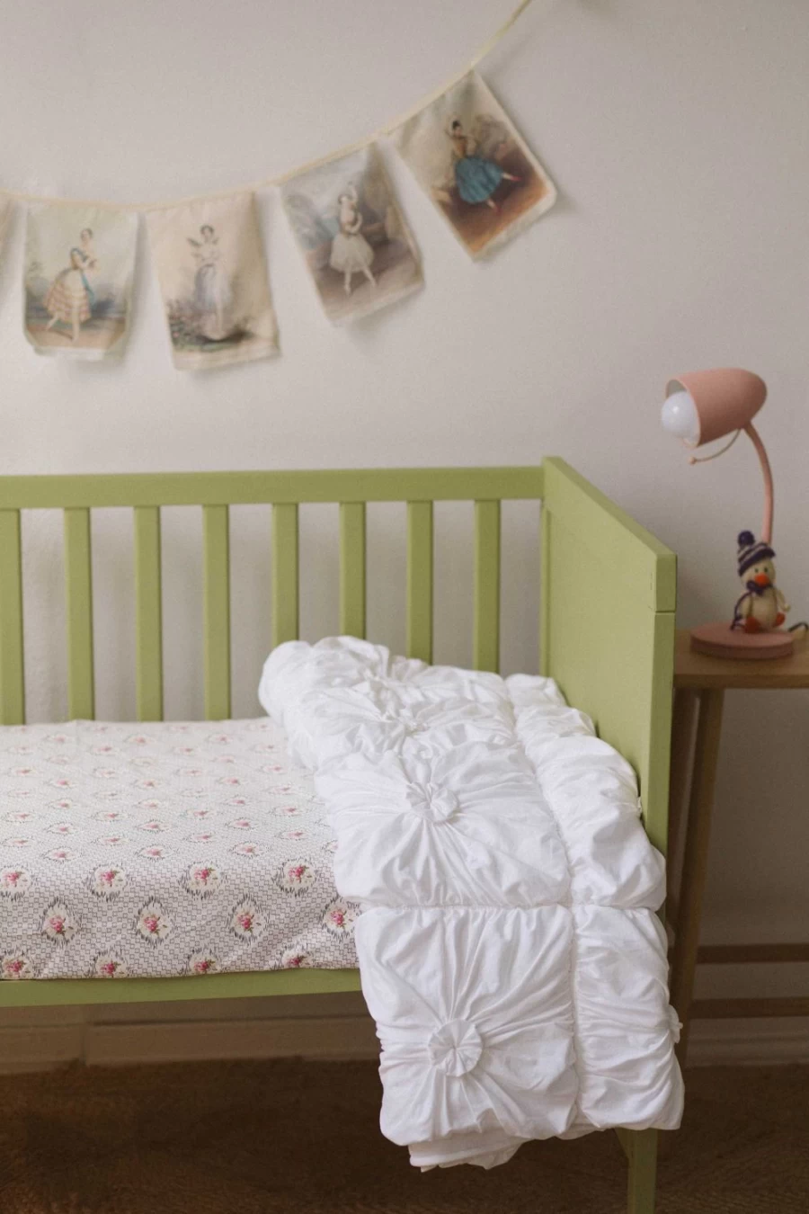 Lazybones Women's Organic Cotton White Rosette Quilt - Soft & Stylish Cot Bedding