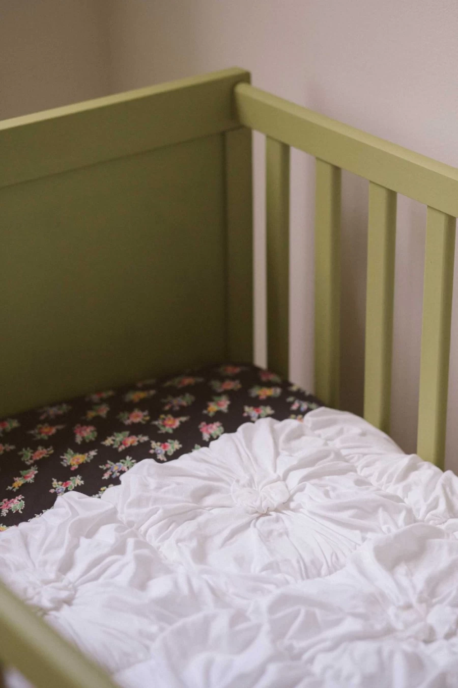 Lazybones Women's Organic Cotton White Rosette Quilt - Soft & Stylish Cot Bedding