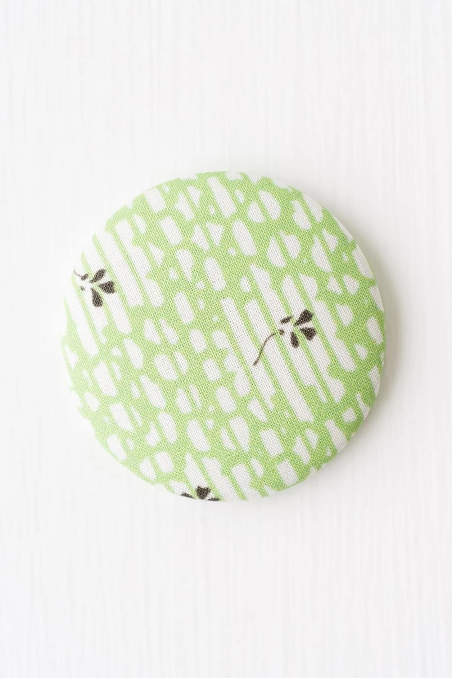 "Lazybones Women's Clover Magnet - Charming Four-Leaf Clover Design for Home & Office"