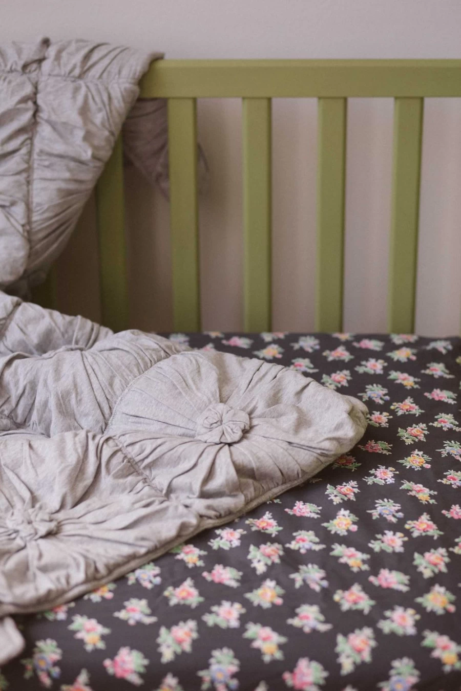 "Lazybones Women's Organic Cotton Cot Quilt - Rosette Grey Marle Design"