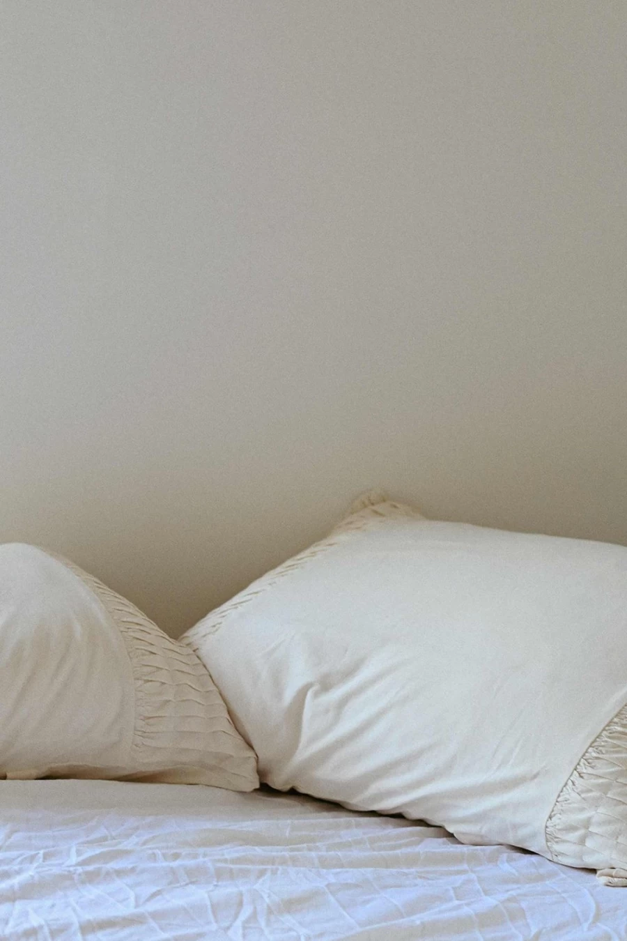 "Lazybones Organic Cotton Rosette Pillowcase Set for Women – Natural & Hypoallergenic"