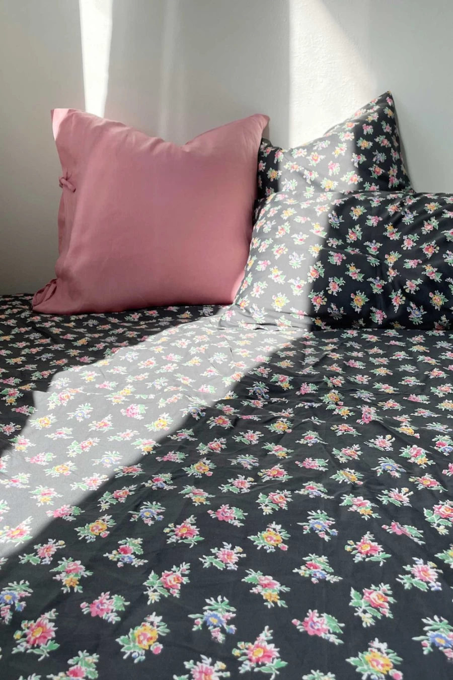 "Lazybones Women's Linen Euro Set In Rose - Elegant Comfortable Bedding"