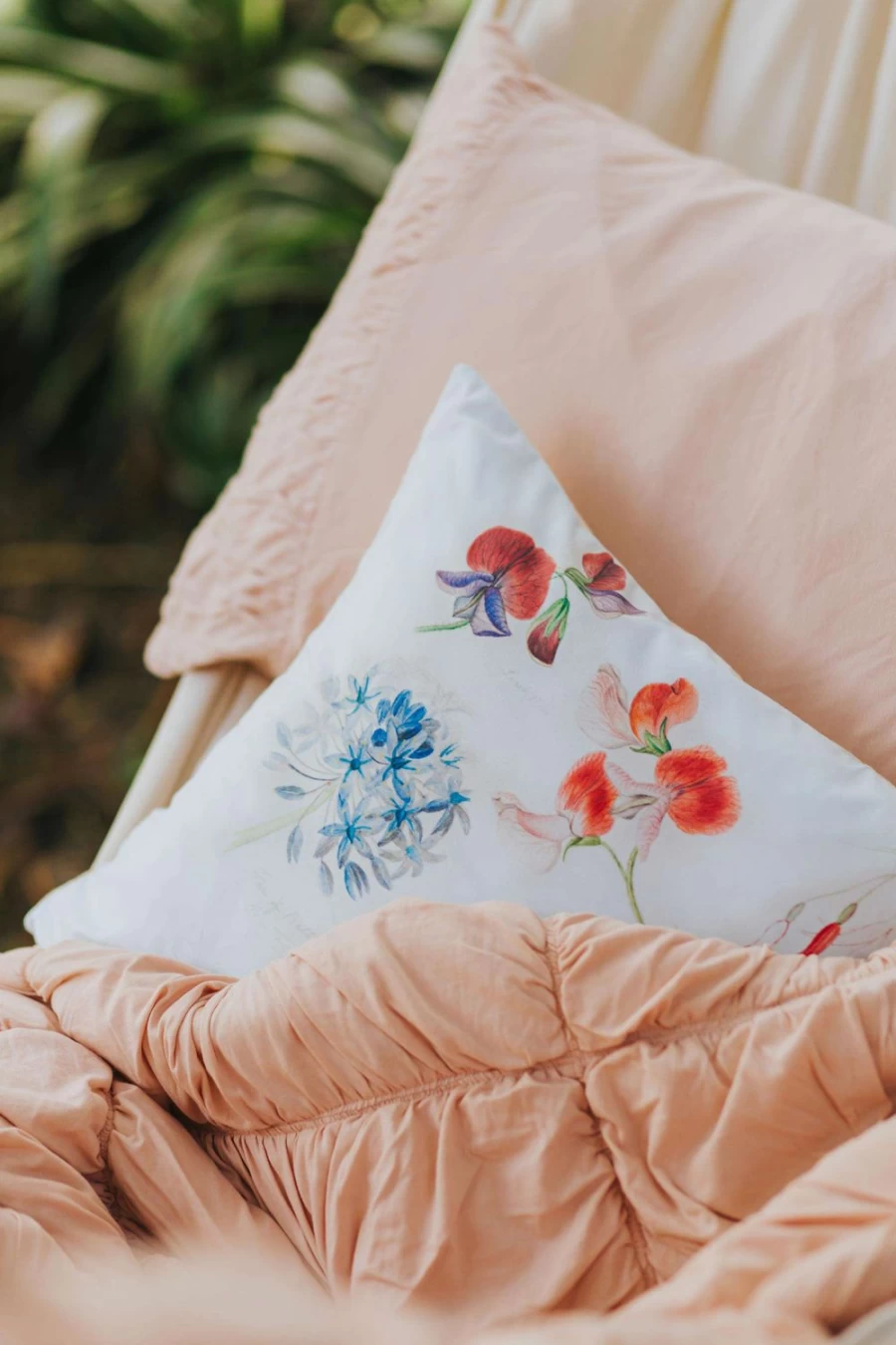 Lazybones Women's Organic Cotton Cushion Cover - Scott Sisters #1 Design