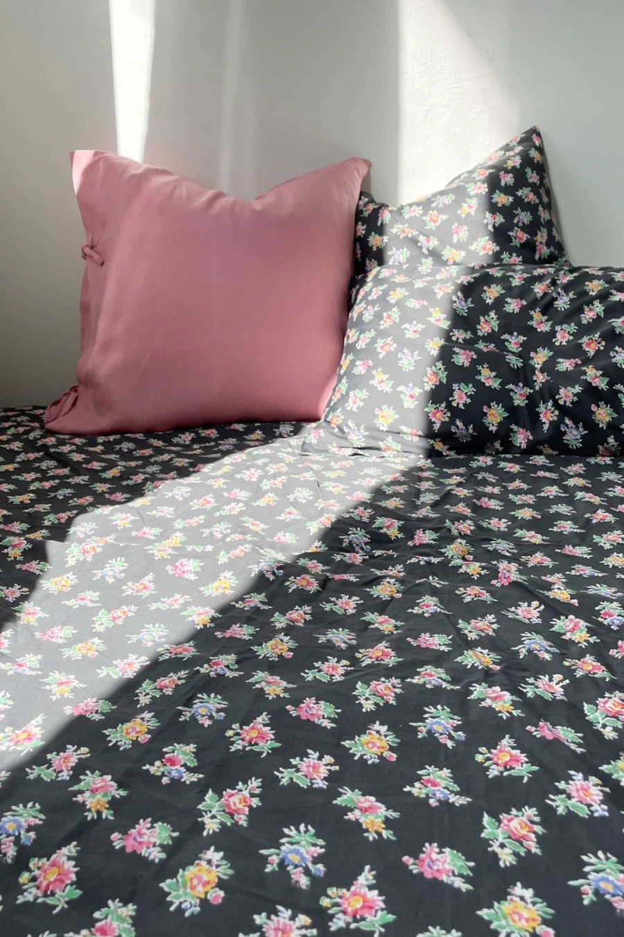 "Lazybones Women's Linen Euro Set In Rose - Stylish & Comfortable Bedding"