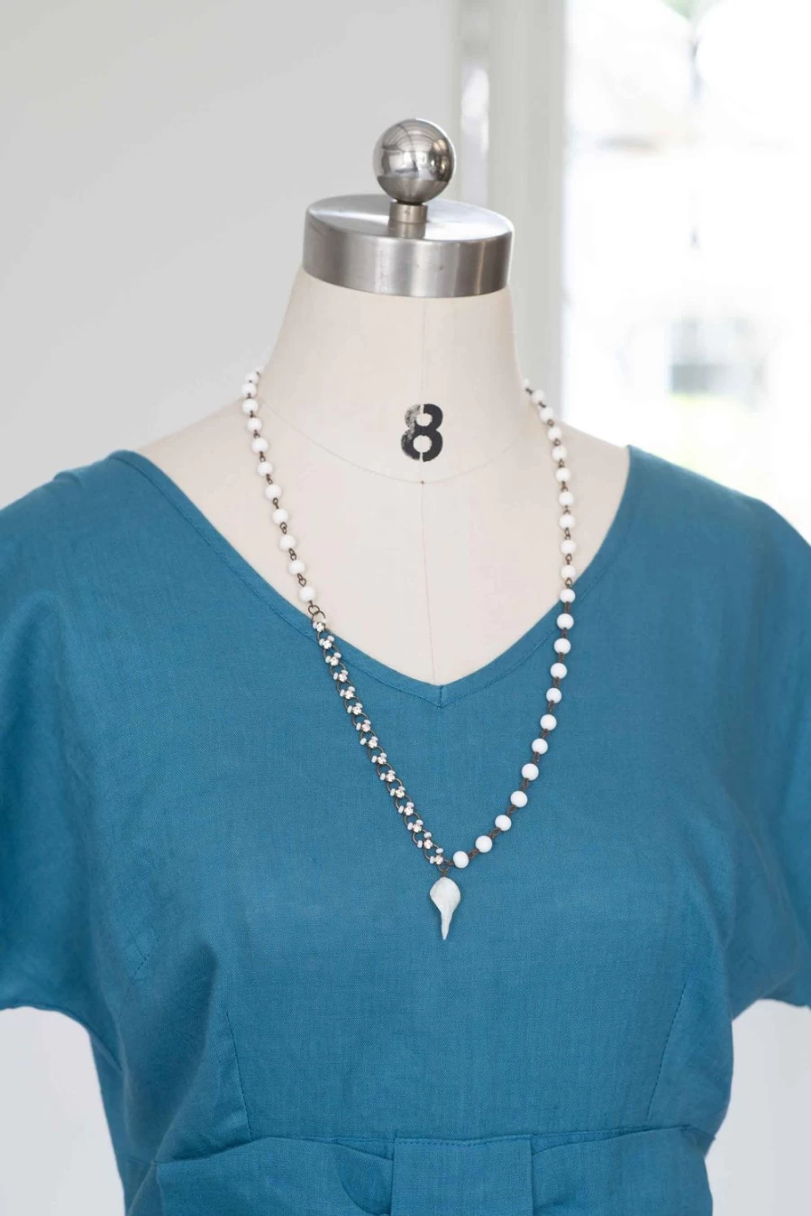 Lazybones Vintage Milk Glass Pendant Necklace for Women - Elegant Retro Jewelry