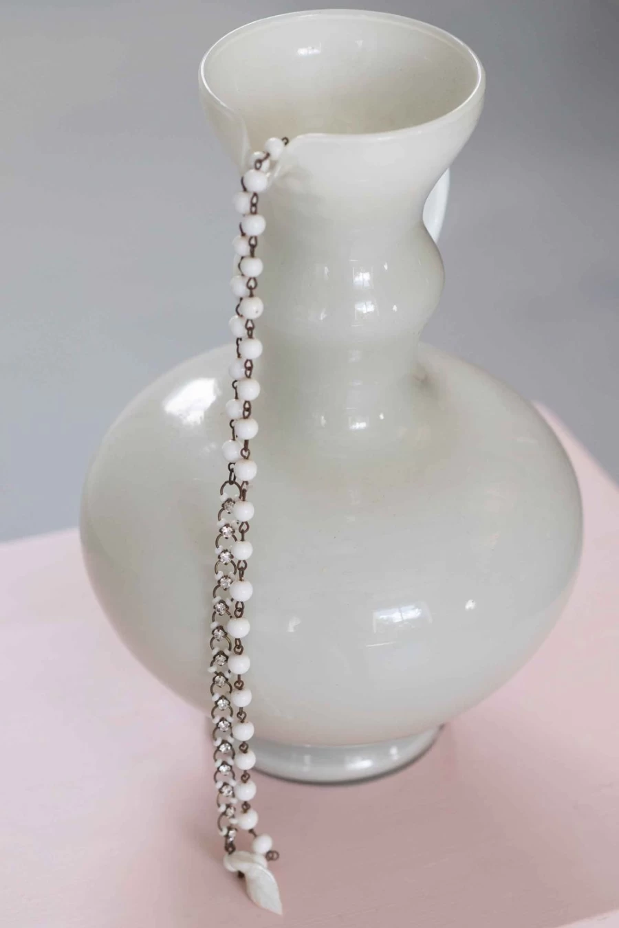 Lazybones Vintage Milk Glass Pendant Necklace for Women - Elegant Retro Jewelry
